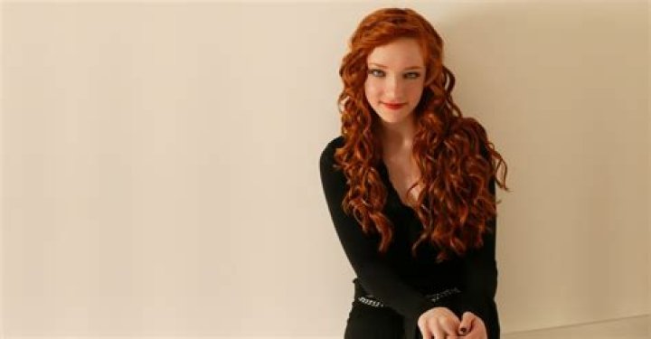Where is Actress Scarlett Pomers from "Reba" now, and what about her career today? Bio, Wiki, Worth,